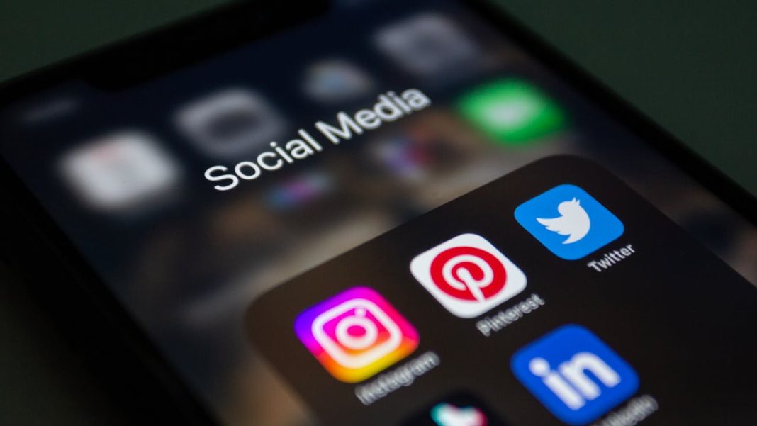 Konten Upload Social Media